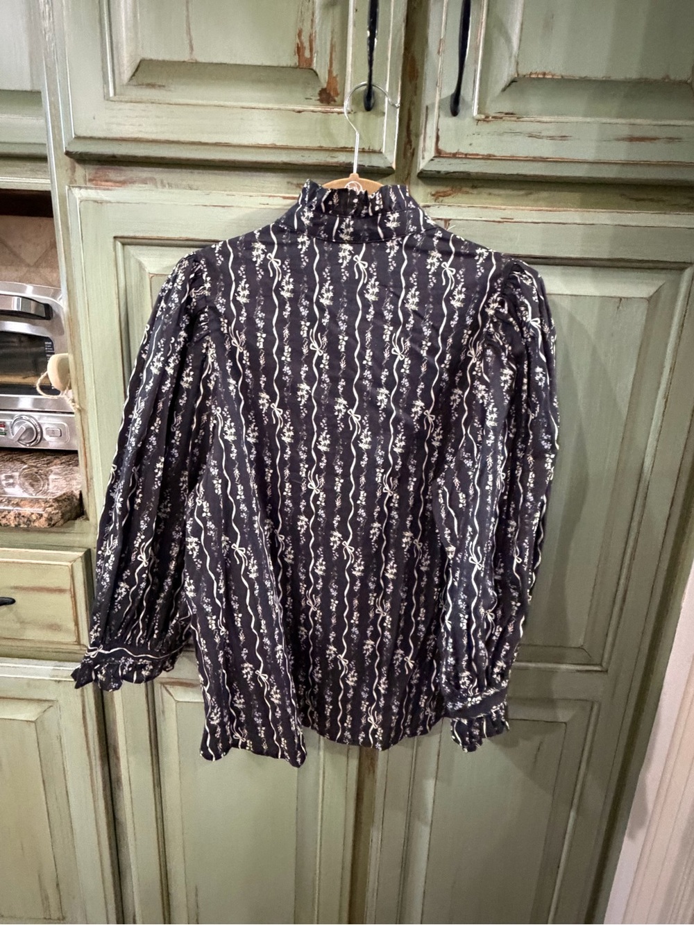 Entry Black and Cream Ruffled Front Long Sleeve Blouse - Picture 4 of 5